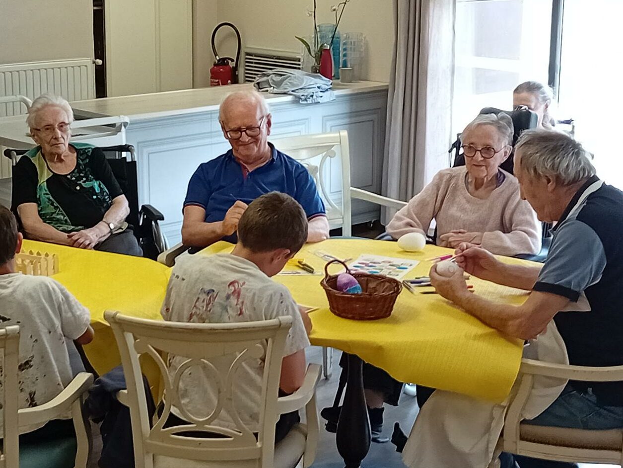 EHPAD Martignas-sur-Jalle - Atelier préparation Chasse aux Oeufs intergénérationnelle