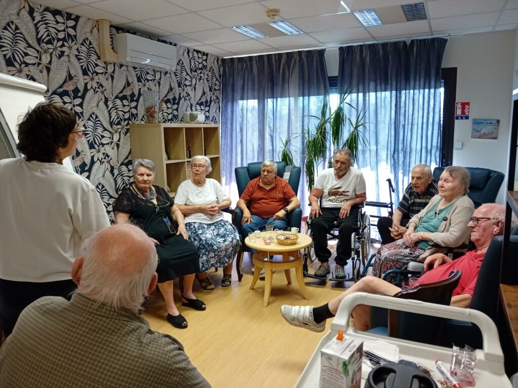 Résidents réunis autour du Café des Amis dans le salon commun.